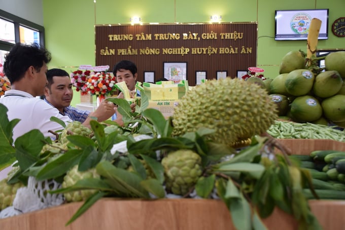 Khách tham quan Trung tâm Trưng bày, giới thiệu sản phẩm nông nghiệp chủ lực huyện Hoài Ân. Ảnh: V.Đ.T.