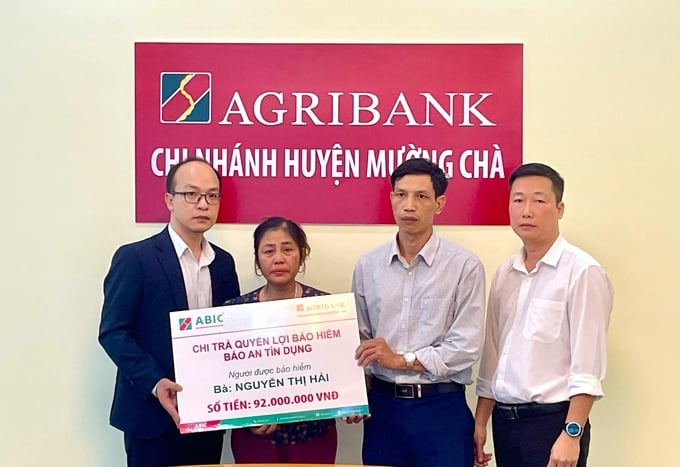 Đại diện Bảo hiểm Agribank chi trả quyền lợi bảo hiểm Bảo an tín dụng cho gia đình chị Nguyễn Thị Hải. Ảnh: ABIC.