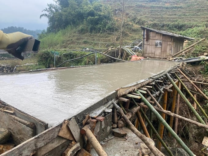 Cây cầu dân sinh góp phần thay đổi cuộc sống hàng chục hộ dân đồng bào Mông và các em học sinh. Ảnh: T.L.