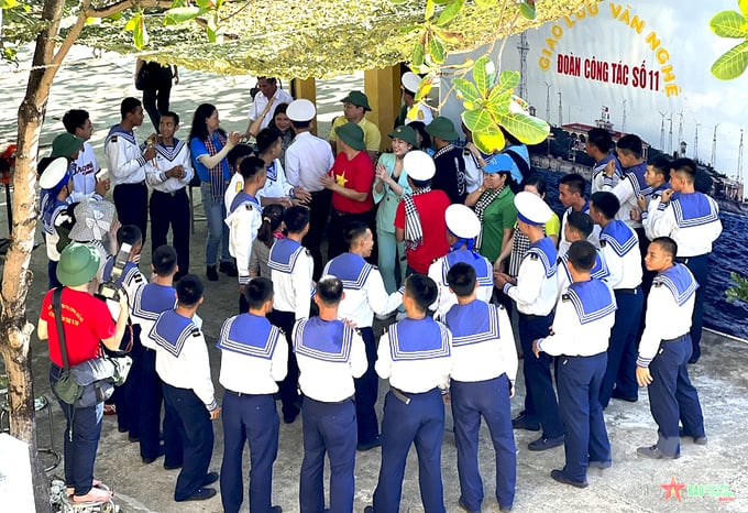 Những giờ phút gặp gỡ giao lưu giữa đoàn công tác số 11 với các chiến sỹ nơi đảo xa. Ảnh: Minh Sáng.