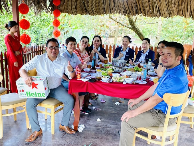 Vườn du lịch cũng có các khu nhà ăn có không gian rộng rãi thoáng mát, có sức chứa lớn, rất tiện lợi cho việc tiếp các đoàn khách đông người. Ảnh: Lê Hoàng Vũ.