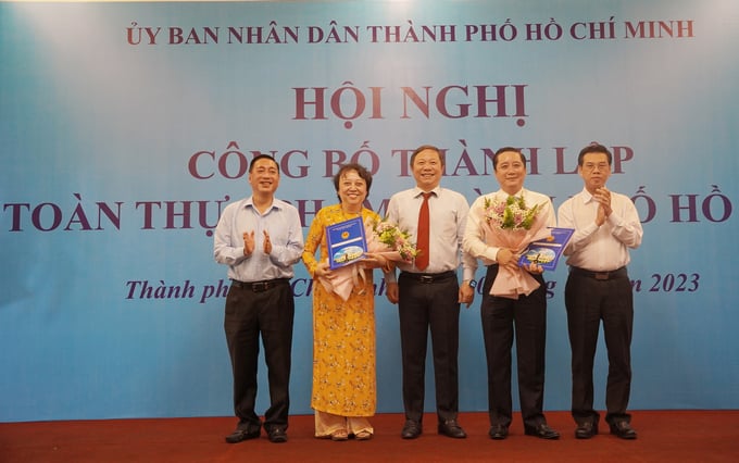 Lãnh đạo TP.HCM trao quyết định bổ nhiệm Giám đốc, Phó Giám đốc Sở An toàn thực phẩm TP.HCM. Ảnh: Nguyễn Thủy.