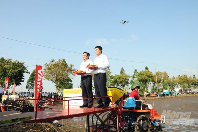 Ông Cao Đức Phát, Chủ tịch Hội đồng quản trị Viện Nghiên cứu Lúa gạo quốc tế (IRRI) và Bộ trưởng Bộ NN-PTNT Lê Minh Hoan đã cùng đổ lúa giống vào các máy gieo sạ, loại máy có thể giúp giảm lượng giống gieo sạ chỉ cần khoảng 60 kg/ha. Ảnh: Trung Chánh.