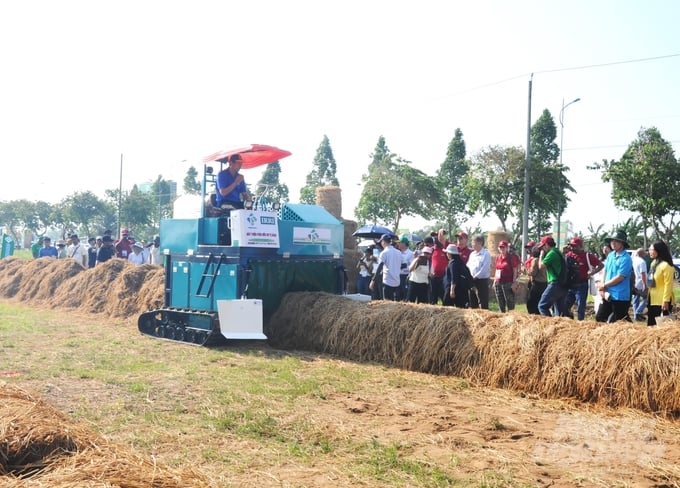 IRRI hỗ trợ Việt Nam nghiên cứu các quy trình canh tác lúa, xử lý rơm rạ giảm phát thải khí nhà kính, các kỹ thuật giám sát và đo lường phát thải khí nhà kính từ ruộng lúa để tạo điều kiện thương mại hóa các sản phẩm lúa gạo và tín chỉ các bon được tạo ra. Ảnh: Trung Chánh.