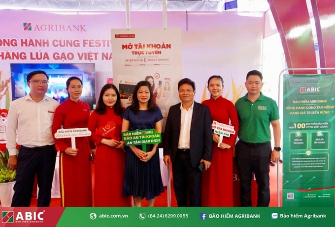 Ông Đỗ Minh Hoàng - Thành viên HĐQT Bảo hiểm Agribank (áo đen) tại gian trưng bày các ấn phẩm giới thiệu về sản phẩm bảo hiểm tại gian hàng của Agribank. Ảnh: ABIC.