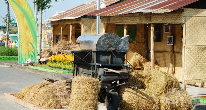 Nhiều tiểu cảnh với những dụng cụ sản xuất lúa gạo được trưng bày tại Con đường lúa gạo Việt Nam. Ảnh: Lê Bình.