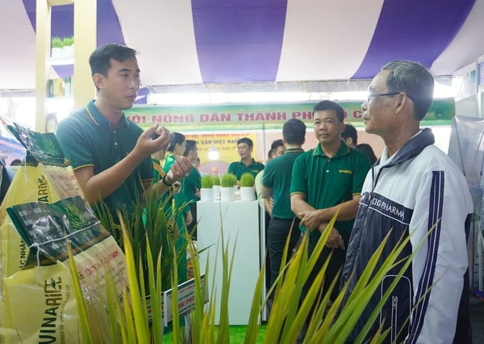 Nhân viên của Vinarice tư vấn, chia sẻ kiến thức kỹ thuật cùng ông Bùi Văn Thắng, nông dân trồng lúa ở huyện Vị Thủy, tỉnh Hậu Giang nhiều năm qua đã sử dụng giống lúa Đài Thơm 8 của Vinarice. Ảnh: Hồng Thắm.