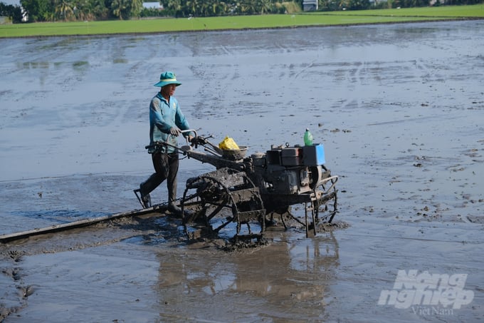 Nông dân Nguyễn Văn Em tự tin, làm chủ trên cánh đồng của mình.