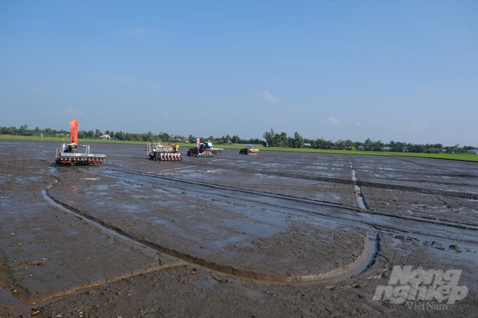 Người dân tới xem trình diễn cơ giới hóa nông nghiệp trên ruộng lúa của vợ chồng anh Nguyễn Văn Em.