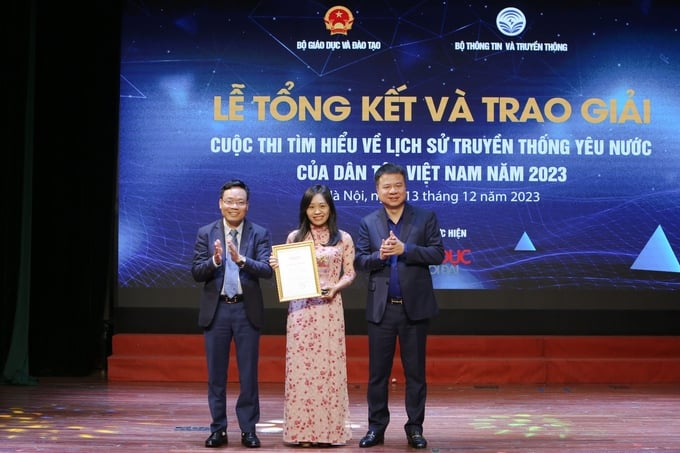 Giải nhất cuộc thi lần này được trao cho cô Nguyễn Thị Thiên Sinh, giáo viên Trường Phổ thông Dân tộc nội trú Bắc Kạn (tỉnh Bắc Kạn) với tác phẩm 'Hành quân theo bước chân những người anh hùng'.