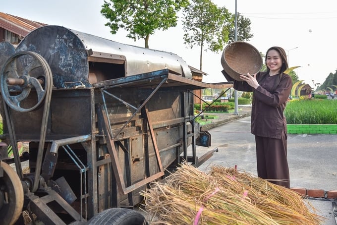 Người dân Hậu Giang háo hức với 'Con đường lúa gạo'. Ảnh: Tùng Đinh.