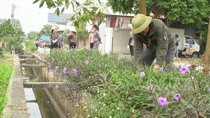 Nhân dân thôn Trình Xá, xã Trừng Xá, tỉnh Bắc Ninh nạo vét kênh mương phục vụ sản xuất vụ đông xuân 2023 – 2024. Ảnh: Hùng Khang.