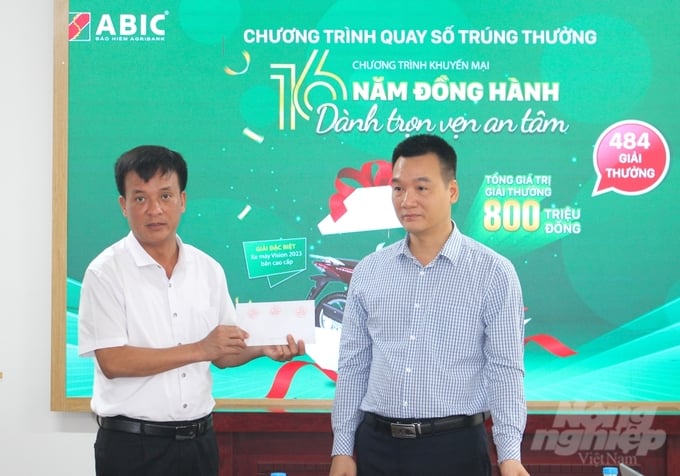 Đại diện khách hàng cùng ban giám sát chương trình kiểm tra niêm phong thiết bị chứa phần mềm trước khi quay thưởng. Ảnh: Trung Quân.