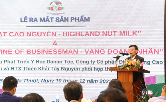 Bác sĩ Nguyễn Đình Ban, Ủy viên Hội đồng khoa học Viện Nghiên cứu Phát triển Y học Dân tộc nói về các lợi ích của 2 sản phẩm. Ảnh: Quang Yên.