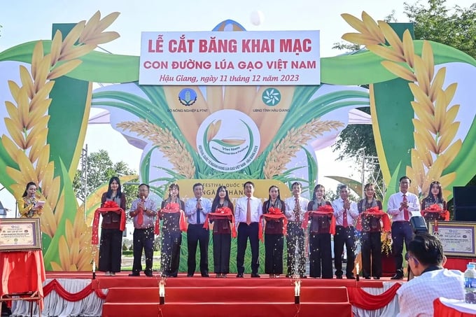 Cắt băng khai mạc Con đường lúa gạo Việt Nam trong khuôn khổ Festival Quốc tế ngành hàng lúa gạo Việt Nam - Hậu Giang 2023. Ảnh: Trung Chánh.