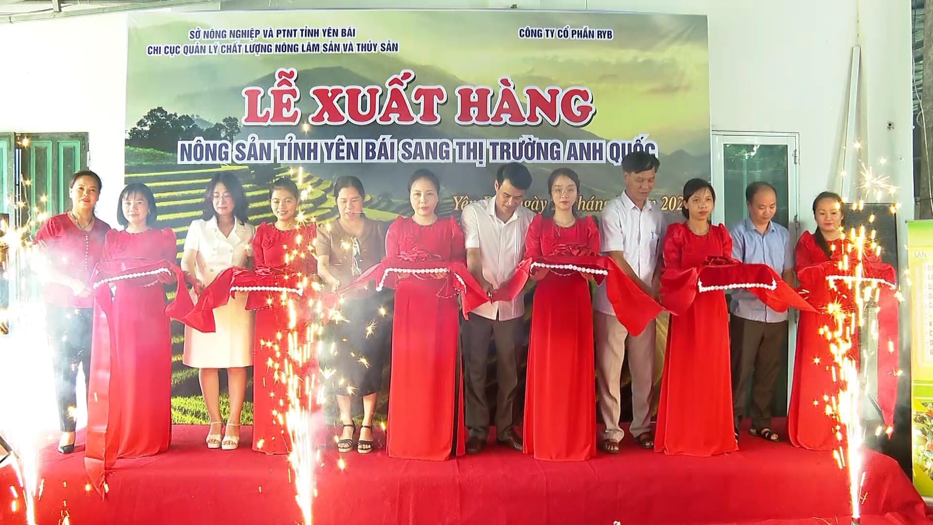 Lễ xuất hàng sản phẩm nông nghiệp tỉnh Yên Bái sang thị trường Anh. Ảnh: Thanh Tiến.