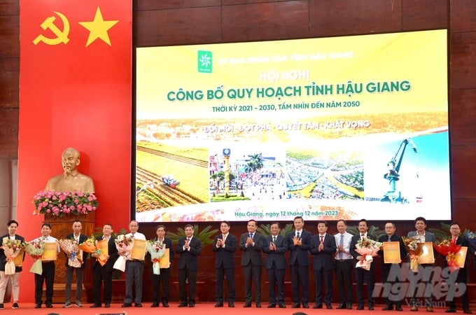 Các doanh nghiệp, nhà đầu tư nhận quyết định cho thuê đất, giấy chứng nhận đăng ký đầu tư, biên bản ghi nhớ, giấy chứng nhận đăng ký doanh nghiệp. Ảnh: Kim Anh.