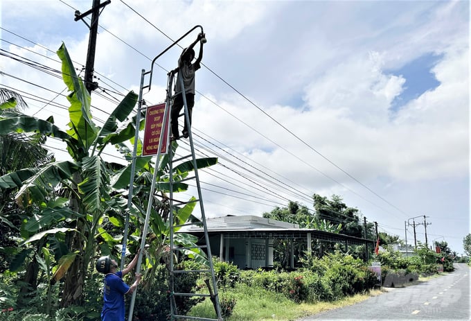 Người dân chung sức xây dựng nông thôn mới, với các phong trào thắp sáng đường quê, tuyến đường hoa... đã tạo cho bộ mặt nông thôn ngày càng khởi sắc. Ảnh: Trung Chánh.