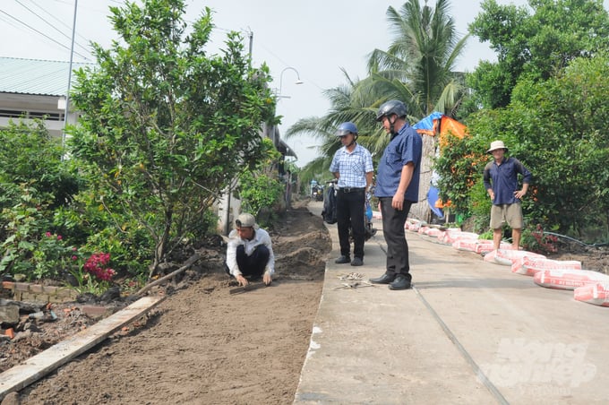 Chủ tịch UBND xã Tây Yên A Nguyễn Hoàng Đấu (thứ 3 từ trái qua) đi kiểm tra công trình nâng cấp, mở rộng tuyến đường giao thông nông tại ấp Mương Chùa để đạt chuẩn nâng cao. Ảnh: Trung Chánh.