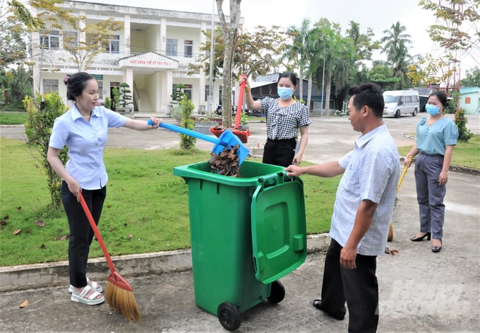 Cán bộ, đoàn thể xã Tây Yên A thường phối hợp vệ sinh môi trường công sở, nơi công cộng, tạo môi trường xanh - sạch - đẹp, hướng đến mục tiêu xã nông thôn mới nâng cao. Ảnh: Trung Chánh.