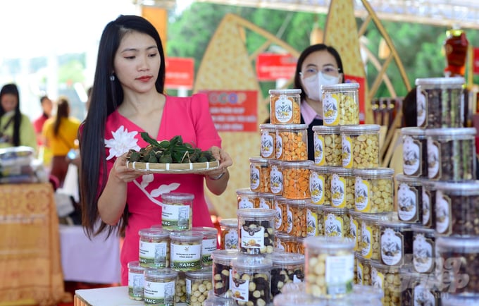 Các sản phẩm trưng bày, giới thiệu là những mặt hàng OCOP của địa phương như cà phê, cacao, macca, mật ong hoa cà phê, trà, tinh dầu hương thảo, rượu và các loại thảo dược khác. Ảnh: Minh Hậu.