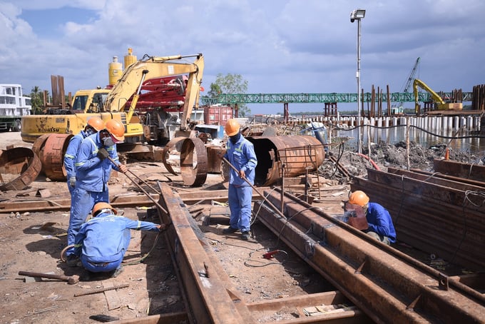 Hội đồng Tiền lương Quốc gia đã thống nhất mức tăng lương tối thiểu vùng năm 2024 là 6% để trình Chính phủ. Ảnh: Tùng Đinh.