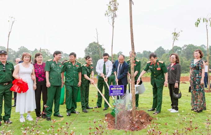 Các đại biểu trồng cây lưu niệm tại tiểu khu 379 rừng Mã Đà.