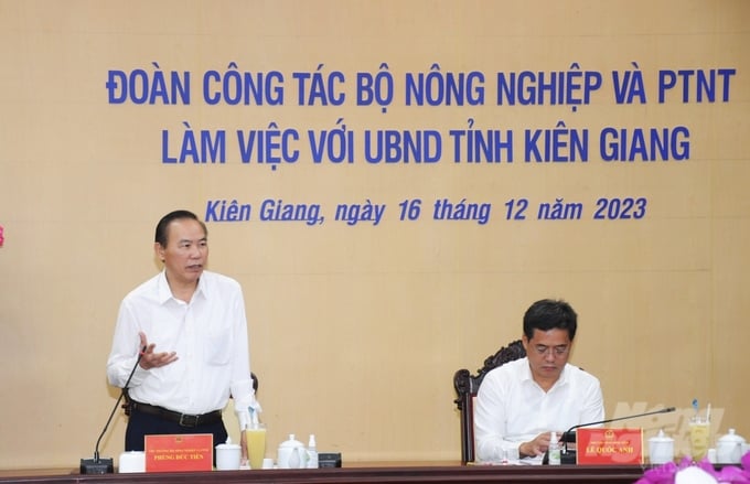 Thứ trưởng Phùng Đức Tiến dẫn đầu đoàn công tác của Bộ NN-PTNT làm việc với UBND Kiên Giang về công tác chống khai thác IUU, xây dựng trung tâm nghề cá lớn và chiến lược phát triển ngành thủy sản. Ảnh: Trung Chánh.