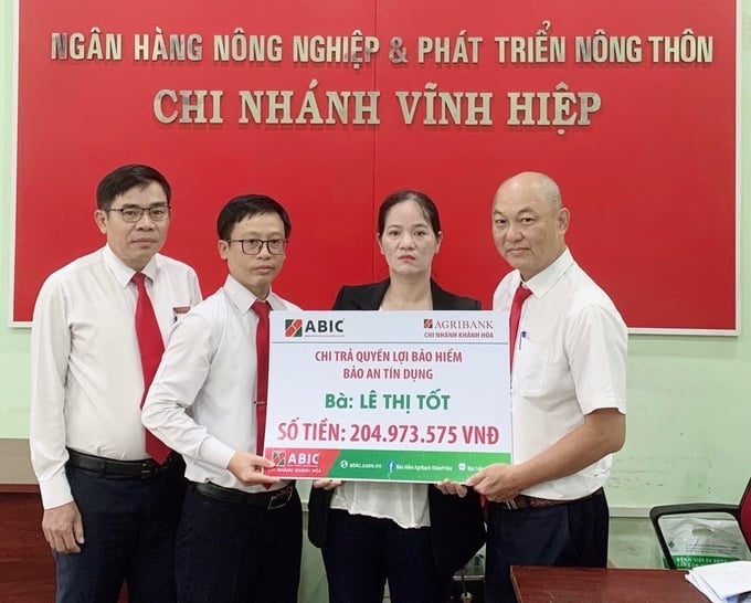 ABIC Khánh Hòa chi trả tiền bồi thường cho gia đình bà Tốt. Ảnh: Tuấn Anh.