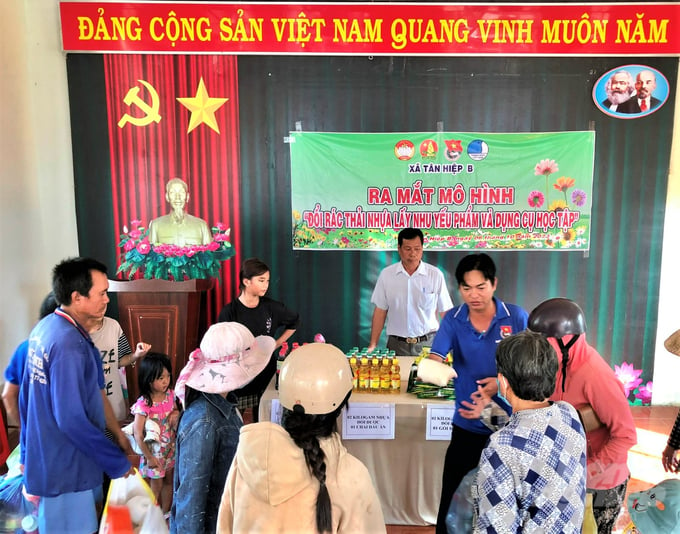 Đoàn Thanh niên xã với mô hình 'Thu gom rác thải nhựa, đổi lấy nhu yếu phẩm và dụng cụ học tập' được người dân xã Tân Hiệp B hưởng ứng tích cực, góp phần thực hiện tiêu chí môi trường trong xây dựng nông thôn mới. Ảnh: Trung Chánh.