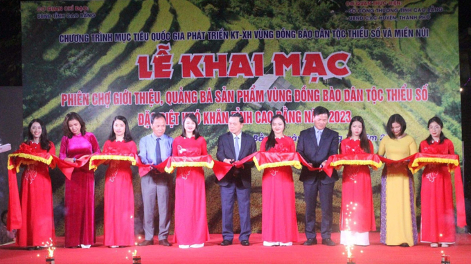 Khai mạc Phiên chợ giới thiệu, quảng bá sản phẩm vùng đồng bào dân tộc thiểu số đặc biệt khó khăn tỉnh Cao Bằng năm 2023. Ảnh: Kim Thoa. 