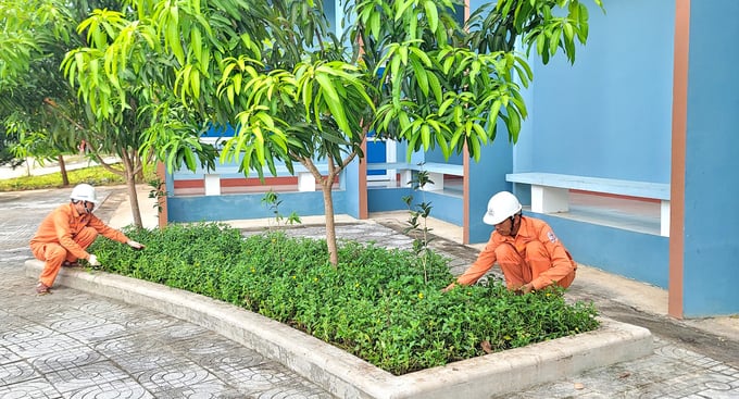 Công nhân vận hành nhà máy tích cực tham gia phong trào. Ảnh: An Nhiên.