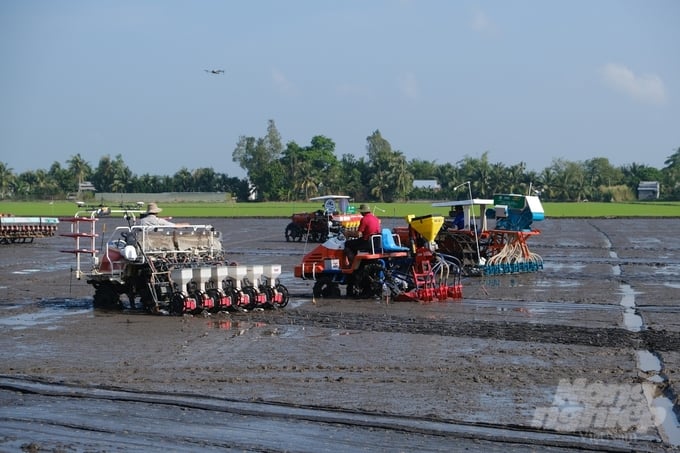 Với những người nông dân ĐBSCL, cuộc trình diễn là cơ hội để bà con trải nghiệm trước khi quyết định lựa chọn mua máy của đơn vị nào cung cấp để về sản xuất.