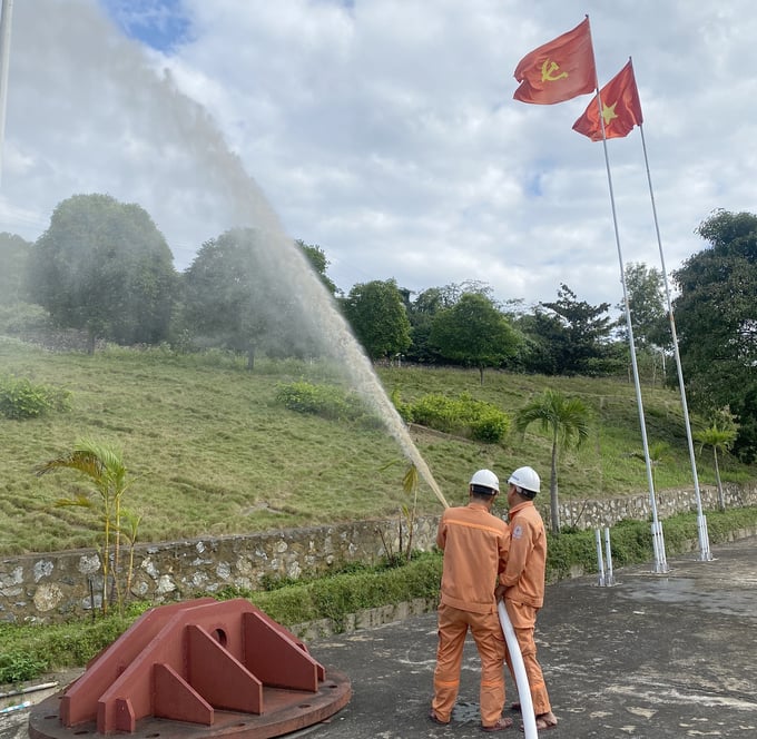 Cán bộ, công nhân viên Nhà máy thủy điện Khe Bố được trang bị đầy đủ kiến thức chuyên môn cần thiết. Ảnh: An Nhiên.