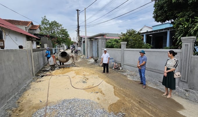 Người dân hiến đất mở rộng đường giao thông ở khu dân cư. Ảnh: T.Phùng