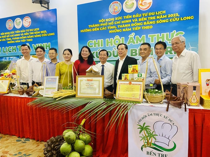 Lãnh đạo tỉnh Bến Tre và các doanh nghiệp, nhà đầu tư của TP.HCM và các tỉnh ĐBSCL đã ký kết biên bản thỏa thuận hợp tác nhằm đẩy mạnh và phát huy hơn nữa hiệu quả mối quan hệ hợp tác trên lĩnh vực đầu tư du lịch. Ảnh: Minh Đảm.