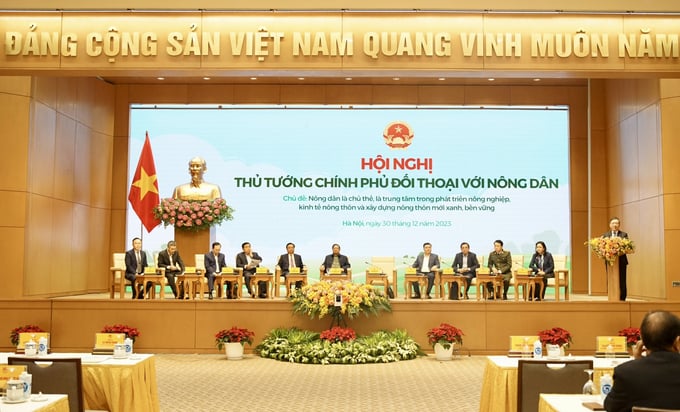 Các đồng chí lãnh đạo lên điều hành phiên đối thoại trong Hội nghị. Ảnh: Linh Linh. 