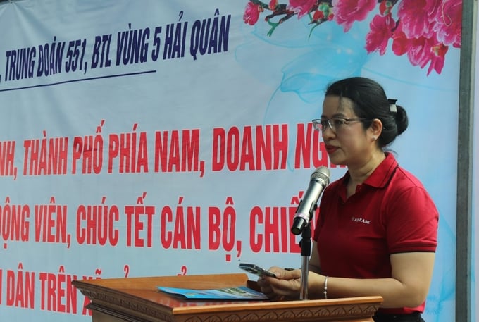 Bà Nguyễn Thị Phượng, Phó Tổng Giám đốc Agribank, phát biểu chúc Tết chiến sỹ Trạm ra đa 610 tại đảo Thổ Châu. Ảnh: M.P.