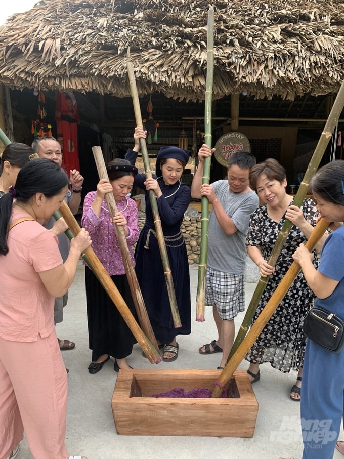 Nhiều du khách thích thú khi được tham gia trải nghiệm du lịch tại bản Tày ở Thượng Lâm. Ảnh: Đào Thanh.