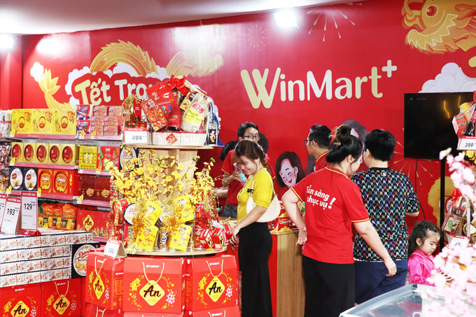 Người tiêu dùng hào hứng mua sắm các giỏ quà Tết WinMart/WinMart+.