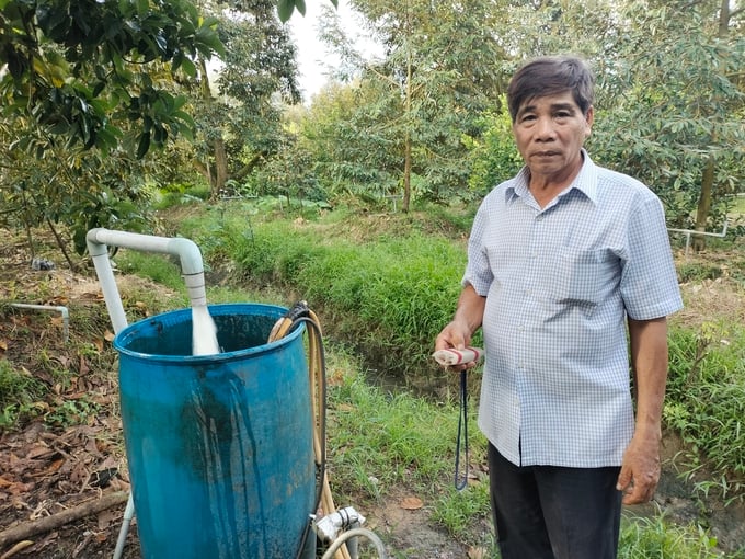 Để chủ động ứng phó hạn mặn trong mùa khô 2024, người dân trồng sầu riêng xã Ngũ Hiệp đã chuẩn bị sẵn sàng các giải pháp trữ nước cần thiết. Ảnh: Minh Đảm.