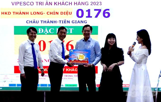 Một khách hàng may mắn trúng giải đặc biệt của Chương trình quay số 'Vipesco – Tri ân khách hàng năm 2023'. Ảnh: Minh Sáng.