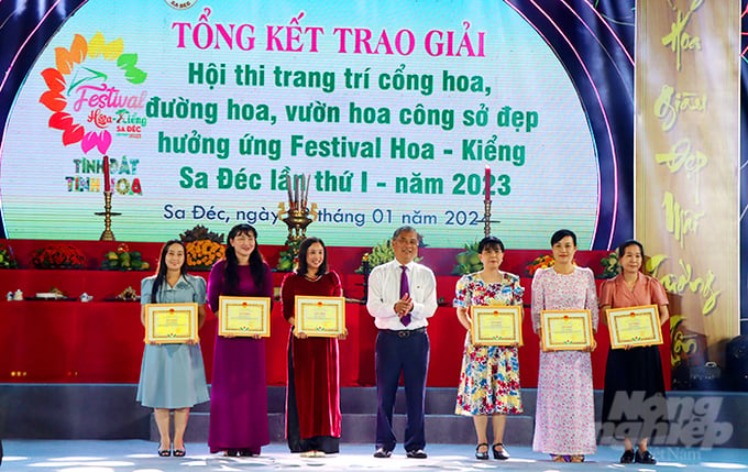 Ban Tổ chức trao giải cho các đơn vị đạt giải. Ảnh: Lê Hoàng Vũ.