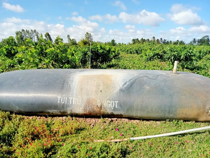 Phòng NN-PTNT huyện Cù Lao Dung khuyến cáo bà con nông dân thực hiện nhiều giải pháp tích trữ nước ngọt phục vụ sản xuất. Ảnh: Kim Anh.