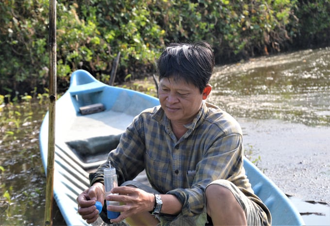 Người dân cần chủ động đo độ mặn trước khi lấy nước vào phục vụ sản xuất. Ảnh: Kim Anh.