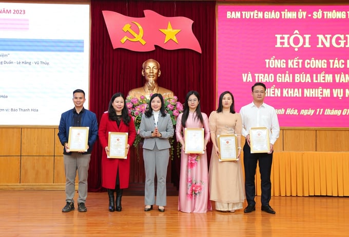 Nhà báo Nguyễn Anh Toản (BD: Trần Quốc Toản) ngoài cùng bên phải cùng các đồng nghiệp nhận Giải B Giải báo chí Búa liềm vàng tỉnh Thanh Hóa năm 2023. Ảnh: BTH