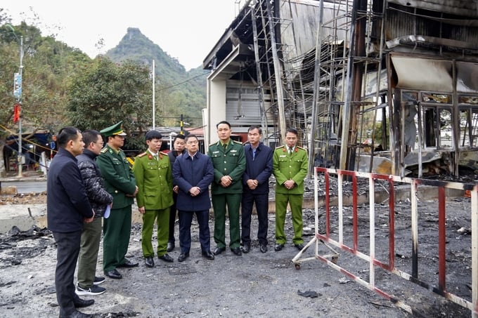 Phó Chủ tịch UBND tỉnh Lạng Sơn Đoàn Thanh Sơn và các thành viên trong đoàn công tác kiểm tra thực tế hiện trường vụ cháy.