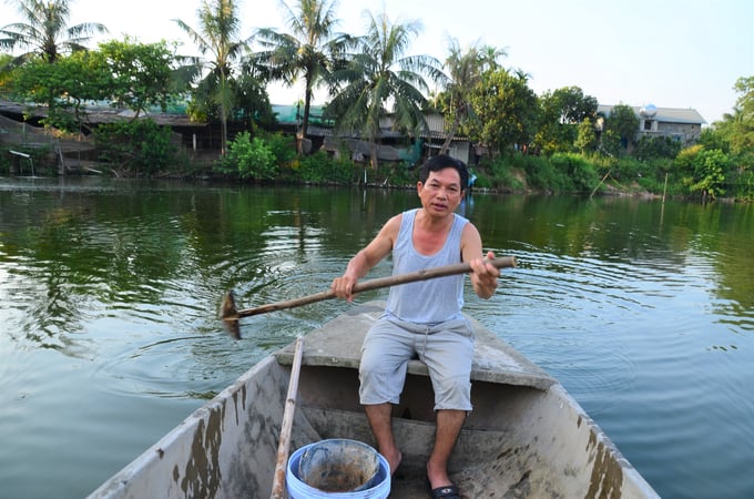 Anh Đỗ Văn Thăng bên trang trại của mình. Ảnh: Dương Đình Tường.