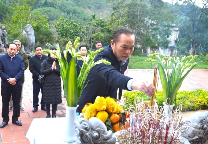 Thứ trưởng Phùng Đức Tiến và đoàn công tác của Bộ NN-PTNT dâng hương tại khu di tích Bộ Canh nông. Ảnh: Đào Thanh.