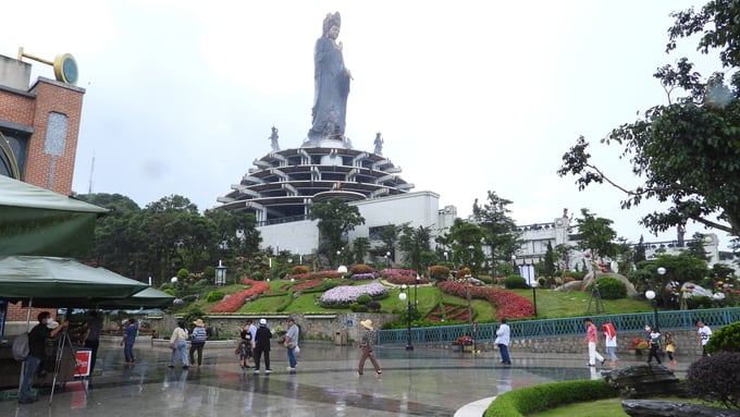 Núi Bà Đen mệnh danh là nóc nhà Đông Nam bộ và là địa điểm du lịch nổi tiếng khắp cả nước mỗi độ xuân về. Ảnh: Trần Trung.